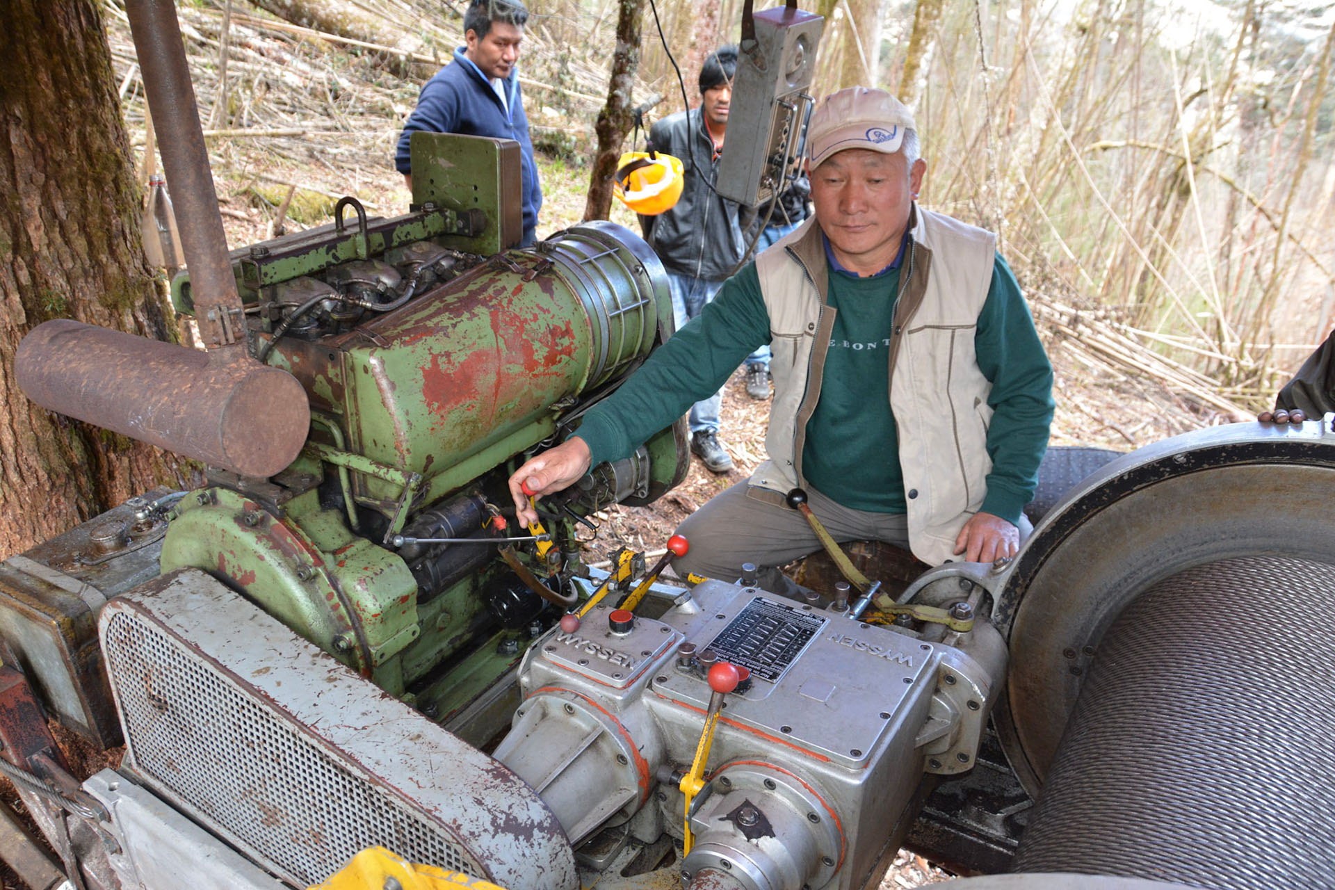 Nola arbeitet an der W-40 bei Dhur, Bumthang