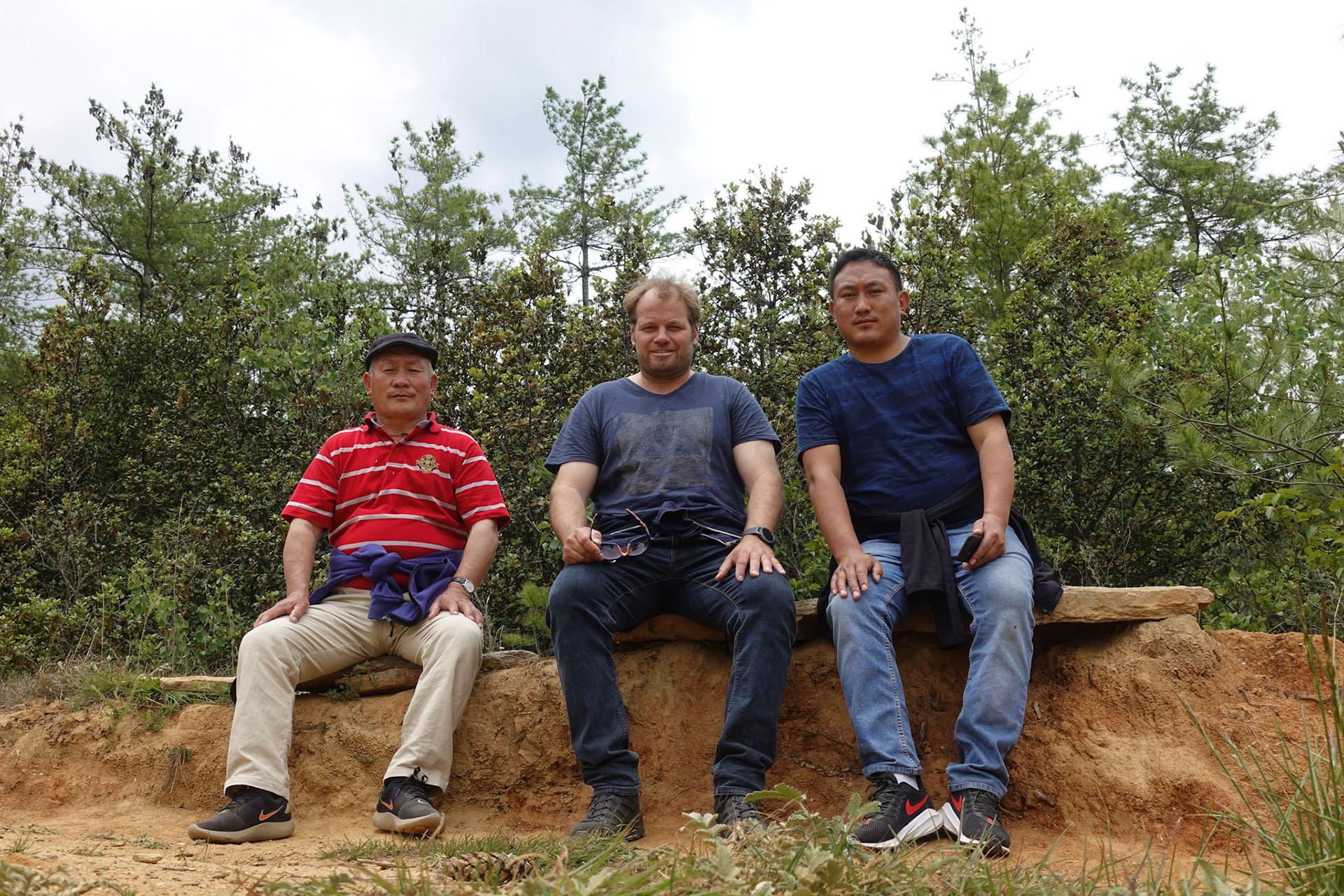 Nola, Jakob Wyssen und Jamyang bei einer Wanderung in Thimphu
