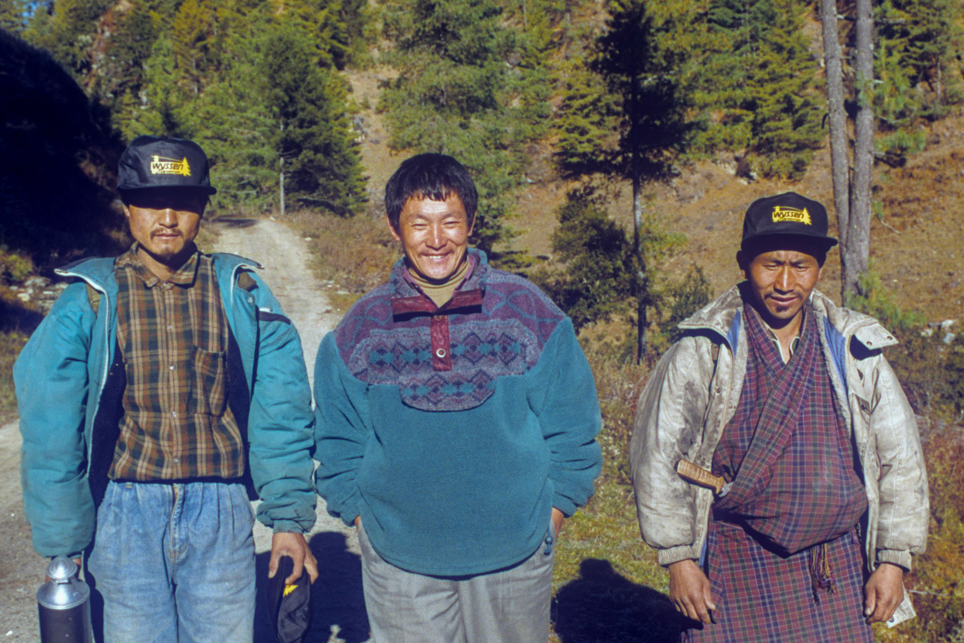 Nola mit seinen Vorarbeitern im Jahr 1995 in Bumthang