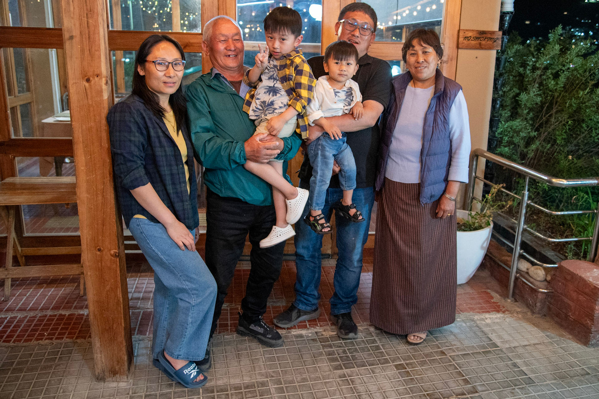 Nola und seiner Frau Pema mit der Familie seines Sohnes Jamyang und dessen Frau Dechen