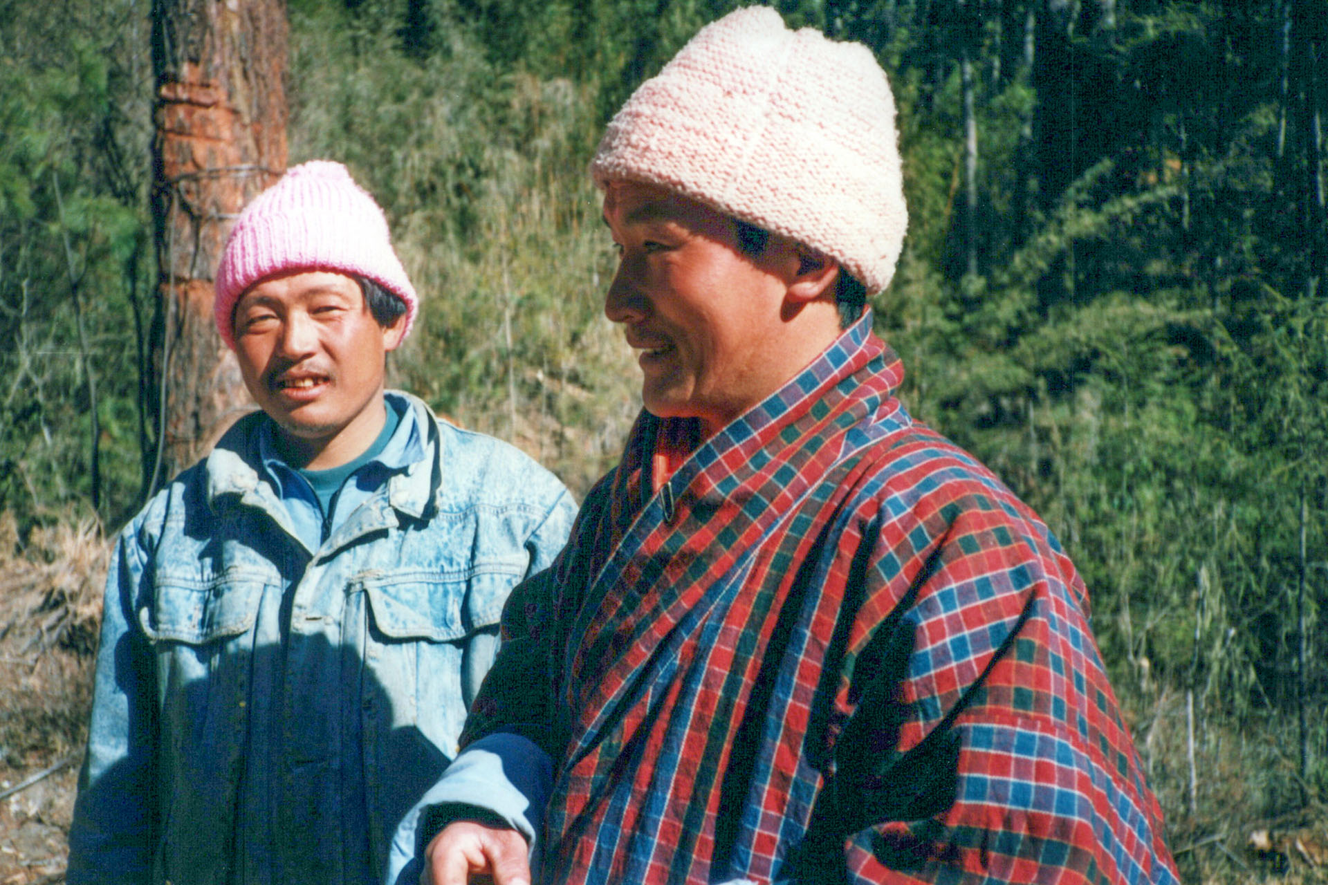 Rinchen Drukpa (links) und Nola (rechts) besuchen Baustelle in Bhutan